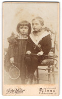 Fotografie Gebr. Müller, Hamburg-Altona, Schulterblatt 55, Kinderpaar In Hübscher Kleidung Mit Tennisschläger  - Anonymous Persons