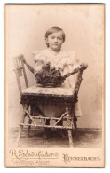 Fotografie R. Schönfelder, Reichenbach I. V., Zwickauerstr. 42, Kleines Hübsches Mädchen Posiert Hinter Einem Stuhl  - Anonieme Personen