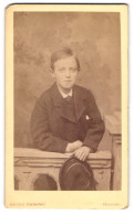 Fotografie Gustav Backofen, Giessen, Bahnhoftsrasse C. 93, Hübscher Junge Posiert Lässig Mit Hut  - Anonieme Personen