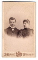 Fotografie J. Grimm, Offenburg I. B., Ehefrau Betrachtet Ihren Mann Mit Ernsten Blick  - Anonieme Personen