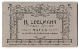 Fotografie H. Edelmann, Hof I. B., Liebigstr., Florare Verzierung Als Rahmen Um Die Anschrift Des Ateliers  - Anonieme Personen