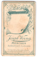 Fotografie Joseph Werner, München, Zweibrückenstr. 2, Ausgerolltes Pergamant Mit Schriftzug Widmung Samt Blumen  - Anonieme Personen