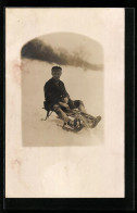 Foto-AK Junge Sitzt Auf Seinem Schlitten  - Wintersport