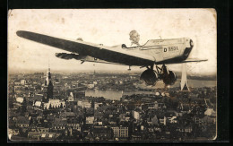 Foto-AK Knabe In Einem Flugzeug über Einer Stadt, Studiokulisse  - Photographie