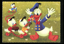 Künstler-AK Comic, Walt Disney, Tick, Trick Und Track Schenken Donald Duck Einen Blumenstrauss  - Comics