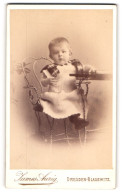 Fotografie James Aurig, Dresden-Blasewitz, Resdienzstr. 8, Kleines Kind Im Wollkleid Sitzt Am Tisch  - Personnes Anonymes