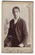 Photo Nye & Co., London, 116, Walworth Road, Junger Mann Im Anzug Mit Krawatte  - Personnes Anonymes