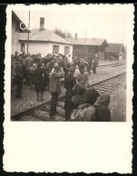 Fotografie Unbekannter Fotograf, Ansicht Oberpullendorf, Fahrgäste Am Bahnhof Stehen Im Gleisbett  - Lieux