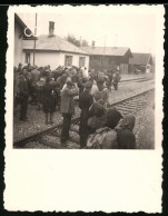 Fotografie Unbekannter Fotograf, Ansicht Oberpullendorf, Fahrgäste Am Bahnhof Stehen Im Gleisbett  - Places