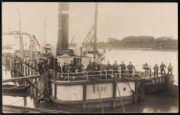 Fotografie Rothe & Co., Hamburg, Baggerschiff Elbe Mit Besatzung Beim Vertiefen Der Fahrrinne  - Barcos