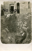 CARTE PHOTO FRANCAISE - CIVILS DANS UN TROU D'OBUS A COMPIEGNE - BOMBARDEMENT EN 1915 OISE - GUERRE 1914 1918 - Guerre 1914-18