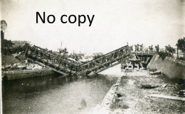 CARTE PHOTO ALLEMANDE - SOLDATS TRAVERSANT UN PONT DETRUIT SUR LE CANAL A CHAUNY PRES DE TERGNIER AISNE GUERRE 1914 1918 - Guerre 1914-18