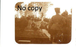 CARTE PHOTO ALLEMANDE - ENTERREMENT DANS LE CIMETIERE MILITAIRE A AMIFONTAINE PRES DE BERRIEUX AISNE GUERRE 1914 1918 - Guerre 1914-18