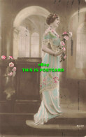 R585699 Woman In A Long Dress With Flowers In Her Hands. 1917 - Monde