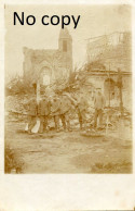 CARTE PHOTO ALLEMANDE - SOLDATS DEVANT LES RUINES DE L'EGLISE A CRAPEAUMESNIL PRES DE LASSIGNY OISE - GUERRE 1914 1918 - Guerre 1914-18