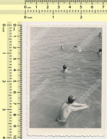 REAL PHOTO Beach Scene Boys In Water Garcons Dans L'eau Sur La Plage SNAPSHOT - Personnes Anonymes