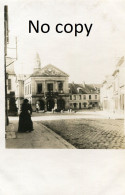 CARTE PHOTO ALLEMANDE - RUE ANIMEE ET CIVILS PRES DE L'HOTEL DE VILLE DE BLERANCOURT AISNE - GUERRE 1914 1918 - Guerre 1914-18