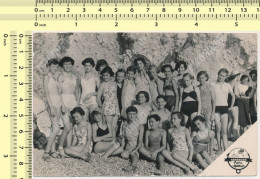 REAL PHOTO 1953 Group Kids School Girls With Teachers On Beach Enfants Sur Plage Fillettes, Makarska - Personnes Anonymes
