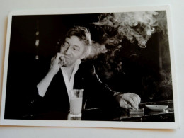 D202887 CPM  Chanteur Musicien SERGE GAINSBOURG Fumant Une Cigarette Gitane - Photo Catherine Faux - Ed Hazan 1992 - Artistes