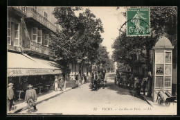 CPA Vichy, La Rue De Paris, Bar International  - Vichy