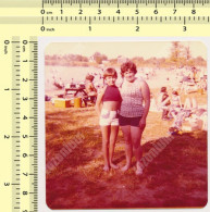 REAL PHOTO Woman And Kid Girl On Beach Scene Plage Fillette Et Femme, Old Snapshot - Personnes Anonymes