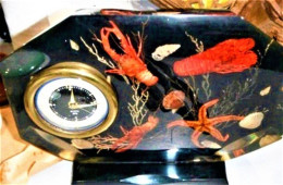 * Petite Horloge Sur Fond Noir Décorée De Crustacés Années 60-70 - Orologi Da Muro
