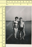 REAL PHOTO Couple On Beach Bikini Woman Shirtless Man Maillot De Bain Femme Et Homme Sur Plage Photo SNAPSHOT - Personnes Anonymes