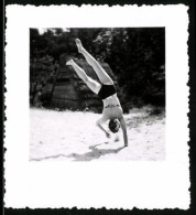 Fotografie Bademode, Sportliche Frau Im Bikini Beim Handstand Am Strand  - Autres & Non Classés
