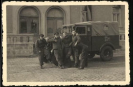Fotografie DDR KVP-Kasernierte Volkspolizei Mit Geländewagen, Auto  - Krieg, Militär