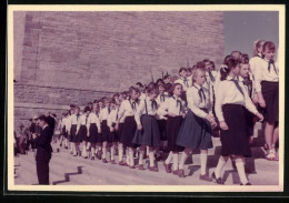 Fotografie DDR, Junge Pionier - Mädchen Bei Einer Kundgebung  - Guerre, Militaire