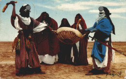 ALGERIE SCENE TOUAREG HOMMES ET FEMMES EN COSTUMES TRADITIONNELS - Plaatsen