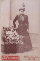 C14-47)  AGEN - CARTE PHOTO A. PRUNIER - VERS 1880 -  UNE FEMME AGENAISE AVEC FILLETTE ET POUPEE - Agen