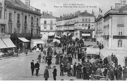 SABLE - Place De L'Hôtel De Ville Un Jour De Marché - Très Bon état - Sable Sur Sarthe