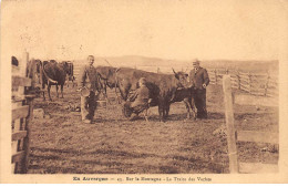 EN AUVERGNE - Sur La Montagne - La Traite Des Vaches - Très Bon état - Auvergne Types D'Auvergne