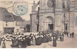 SAINTE ANNE D'AURAY - La Procession D'un Pèlerinage Entrant Au Grand Portail - Très Bon état - Sainte Anne D'Auray
