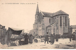 LA ROCHE BERNARD - L'Eglise, Un Jour De Marché - Très Bon état - La Roche-Bernard