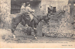 Un Jeune Couple De Montagnards De La Haute Loire, Se Rendant à Cheval à La Foire De La Toussaint, Au PUY - Très Bon état - Autres & Non Classés