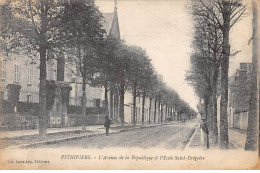 PITHIVIERS - L'Avenue De La République Et L'Ecole Saint Grégoire - Très Bon état - Pithiviers