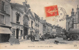 SAUMUR - La Place Et Les Halles - Très Bon état - Saumur