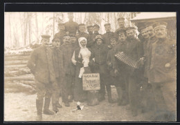 Foto-AK Soldaten Mit Ziehharmonika, Waffenruhe An Der Ostfront 1917, Arbeiterbewegung  - Ereignisse