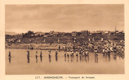 Madagascar - Transport De Briques - Ed. Oeuvre Des Prêtres Malgaches 217 - Madagaskar