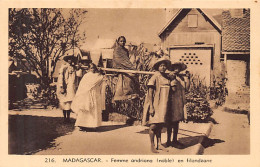 Madagascar - Femme Andriana (noble) En Filanzane - Ed. Oeuvre Des Prêtres Malgaches 216 - Madagaskar