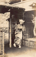 Japan - Geisha On Her Doorstep - REAL PHOTO - Autres & Non Classés