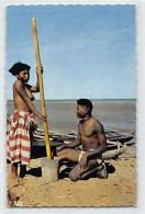 Madagascar - NU ETHNIQUE - Pilonnage Du Riz - Ed. Librairie De Madagascar 116 - Madagascar