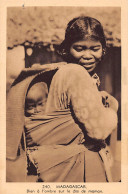 Madagascar - Femme Portant Sn Enfant Sur Son Dos - Ed. L'Oeuvre Des Prêtres Malgaches 240 - Madagascar