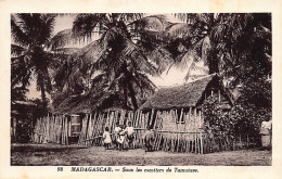 Madagascar - Sous Les Cocotiers à Tamatave - Ed. Oeuvre Des Prêtres Malgaches 98 - Madagaskar