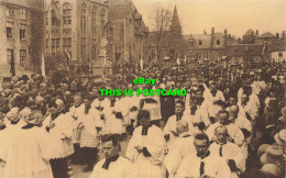 R586954 Bruges. Procession Du St. Sang. Le Clerge Des Paroisses Avec La Chasse D - Monde