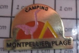 912E Pin's Pins / Beau Et Rare / MARQUES / CAMPING MONTPELLIER PLAGE TENTE OISEAU FLAMANT ROSE - Marche
