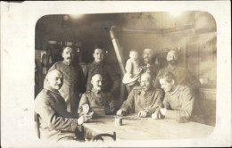 Photo CPA Deutsche Soldaten In Uniformen In Einem Haus, Kind, Kartenspiel, I WK - Autres & Non Classés