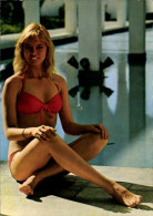 CPA Blonde Frau Im Roten Bikini - Autres & Non Classés